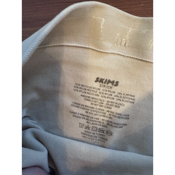 Skims Nude Thongs 2 Pairs size small NEW - Picture 10 of 12